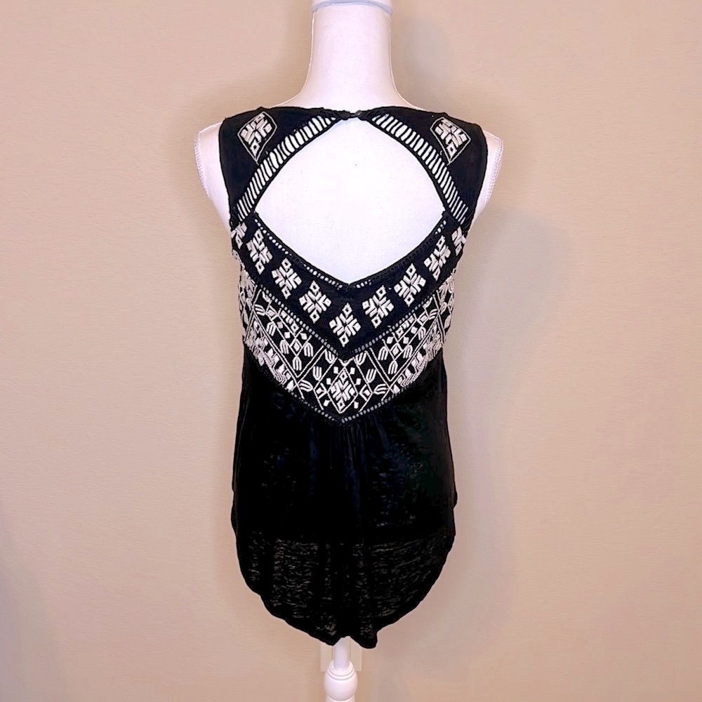 Lucky Brand Black Sleeveless Tank Top with Graphic Asymmetrical Design - Picture 2 of 11